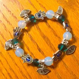 Stretchy bracelet with crystal beads